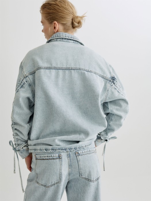 джинсовая рубашка оверсайз с утяжками на рукавах по цене 4299 руб вид справа