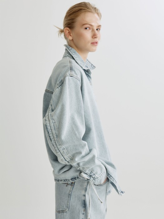 джинсовая рубашка оверсайз с утяжками на рукавах из россии вид сбоку