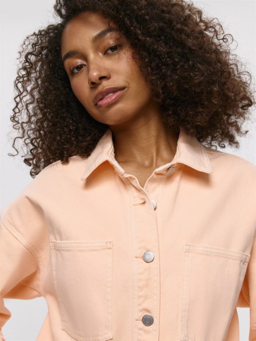 джинсовая рубашка оверсайз по цене 4599 руб вид справа