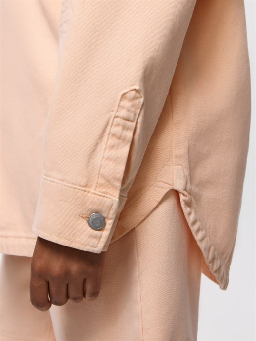 джинсовая рубашка оверсайз из россии вид сбоку