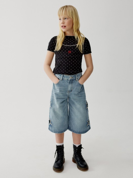 джинсовые шорты-бермуды с декоративными вырезами для девочек от бренда sela вид слева