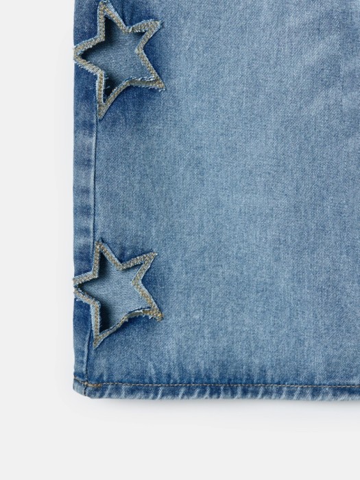 джинсовые шорты-бермуды с декоративными вырезами для девочек из россии вид сбоку