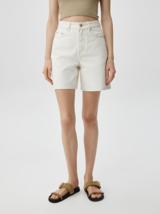 джинсовые шорты mom fit с принтом от бренда sela вид слева