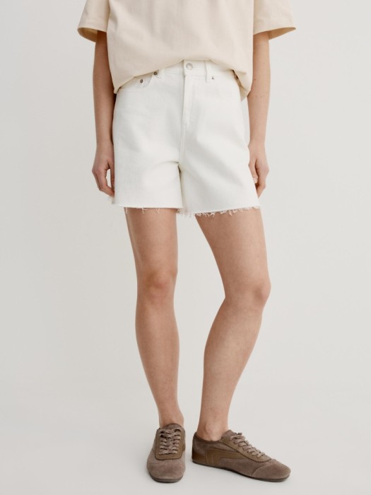 джинсовые шорты с необработанным краем от бренда sela вид слева
