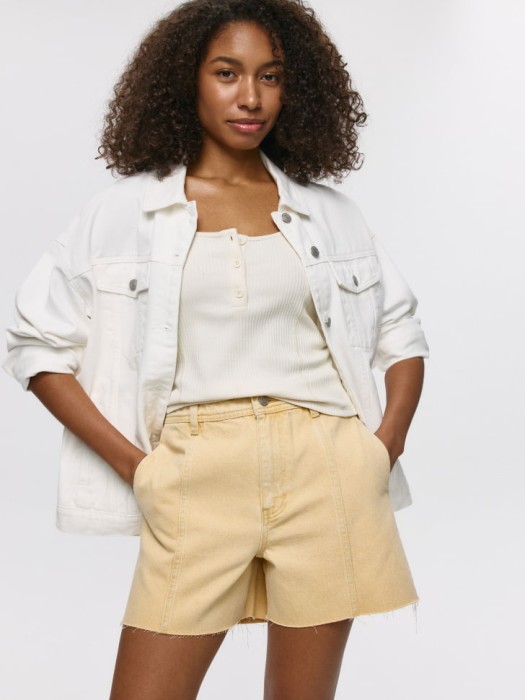 джинсовые шорты с рельефными швами по цене 1799 руб вид справа