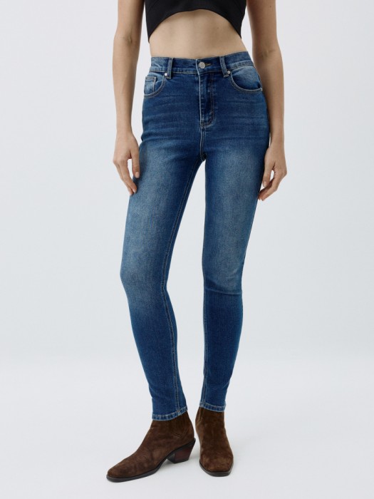 джинсы 495 skinny fit от бренда sela вид слева