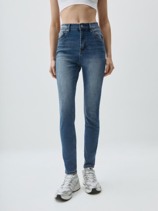 джинсы 495 skinny fit от бренда sela вид слева