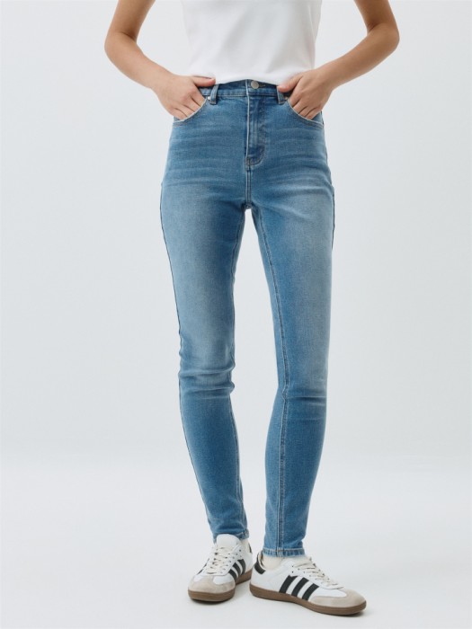джинсы 495 skinny fit от бренда sela вид слева