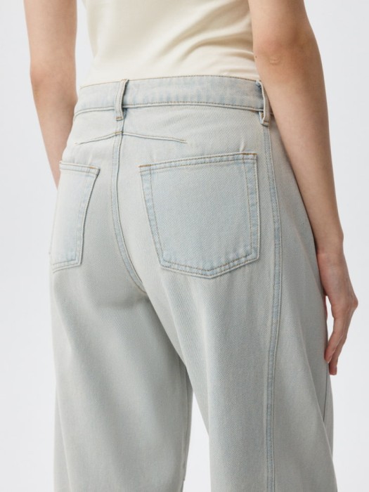 Товар бежевого цвета с внутренней стороны