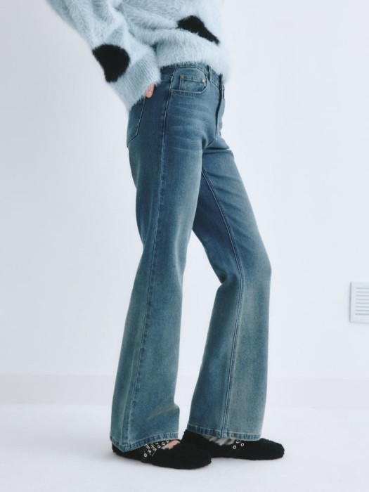 джинсы flared fit из линейки  young по цене 2499 руб вид справа