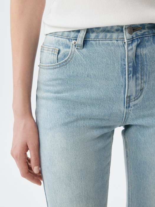 Товар красного цвета с внутренней стороны