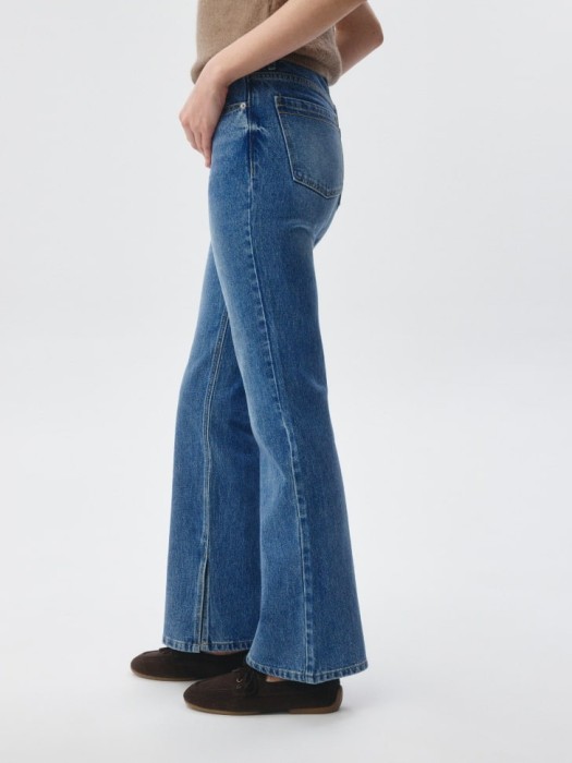 джинсы flared по цене 2599 руб вид справа