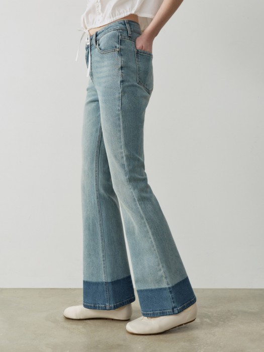 джинсы клеш с эффектом стирки по низу из линейки  young от бренда sela вид слева