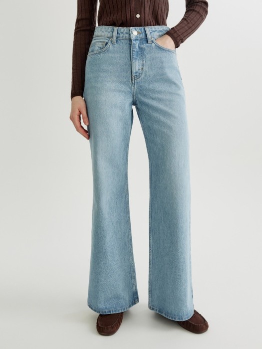 джинсы клеш со средней посадкой от бренда sela вид слева