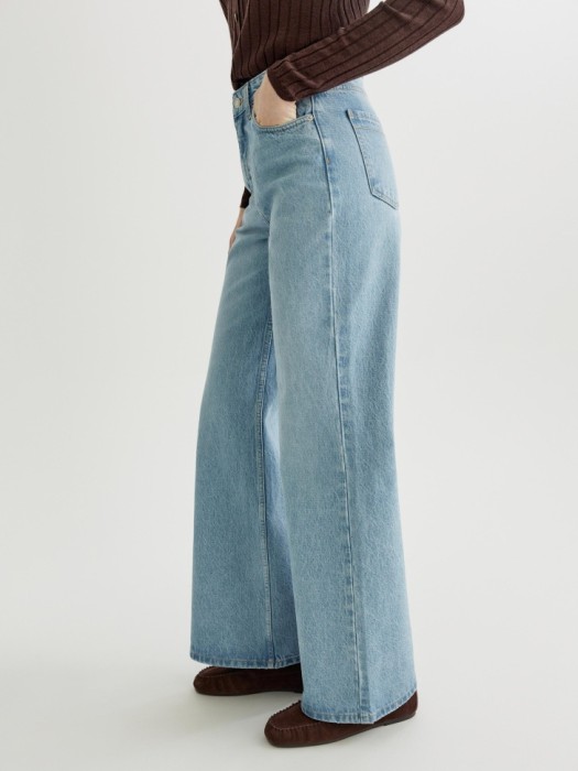 джинсы клеш со средней посадкой по цене 4299 руб вид справа