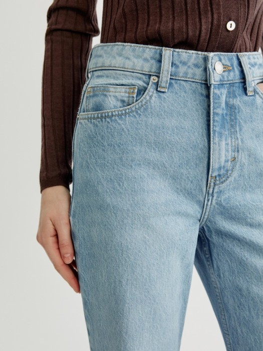 джинсы клеш со средней посадкой из россии вид сбоку