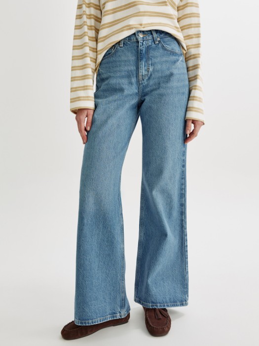 джинсы клеш со средней посадкой от бренда sela вид слева