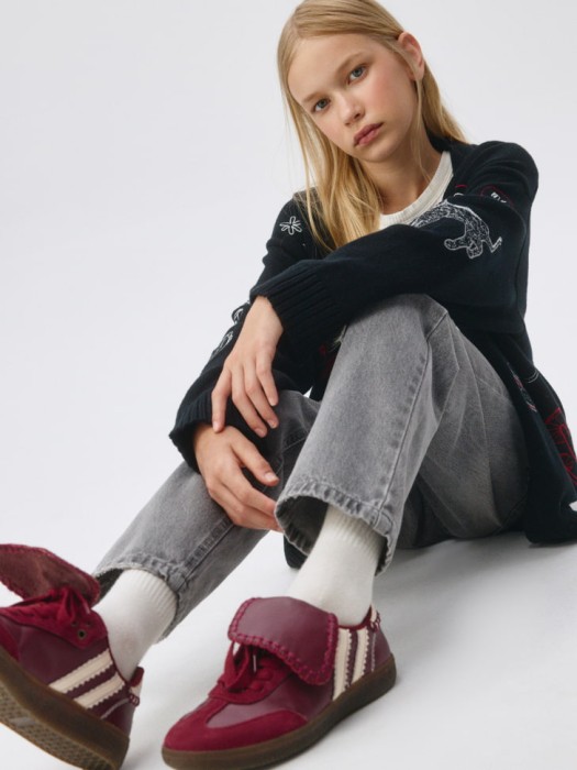 джинсы mom fit для девочек от бренда sela вид слева