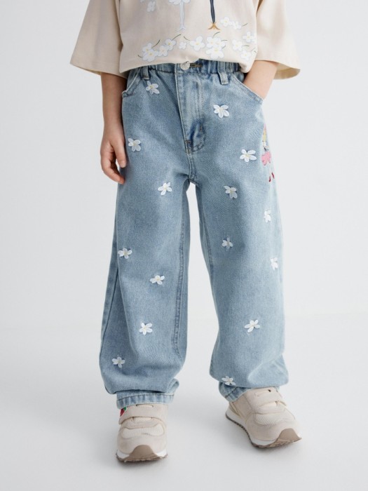 джинсы paperbag fit для девочек с вышивкой  x союзмультфильм от бренда sela вид слева