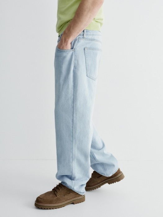 джинсы прямого кроя со средней посадкой по цене 3999 руб вид справа