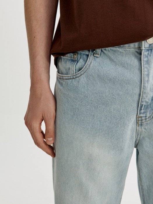 джинсы прямого кроя со средней посадкой по цене 3999 руб вид справа