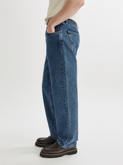 джинсы прямого кроя со средней посадкой по цене 3999 руб вид справа