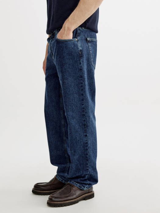 джинсы прямого кроя со средней посадкой по цене 3999 руб вид справа