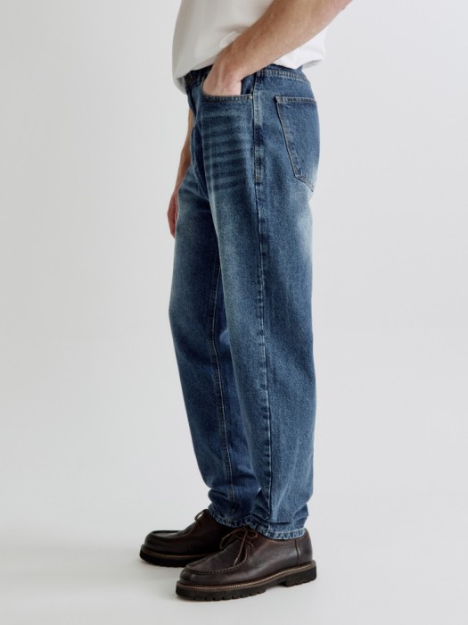 джинсы расслабленного кроя со средней посадкой по цене 2999 руб вид справа