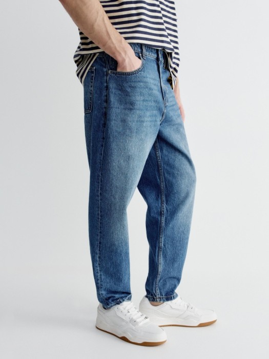 джинсы расслабленного кроя со средней посадкой по цене 3999 руб вид справа