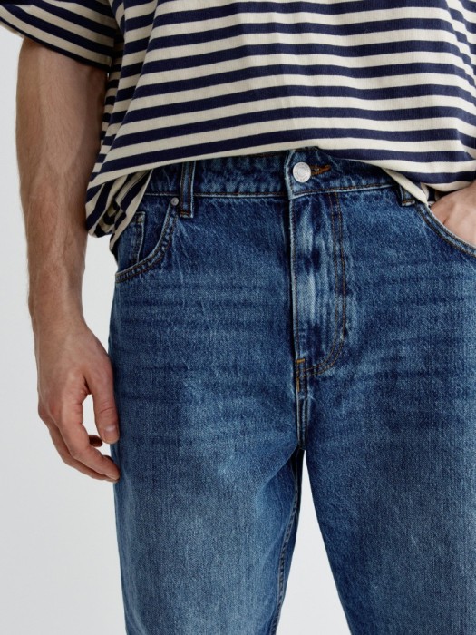 джинсы расслабленного кроя со средней посадкой из россии вид сбоку