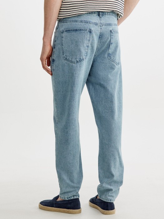 джинсы расслабленного кроя со средней посадкой по цене 2999 руб вид справа