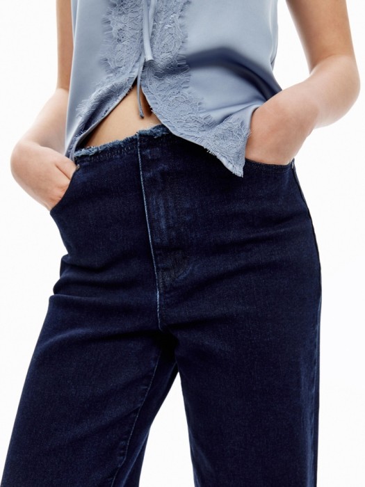 джинсы широкие без пояса из линейки  young от бренда sela вид слева