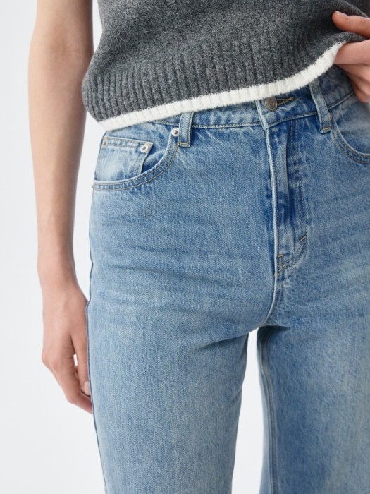 джинсы straight по цене 1799 руб вид справа