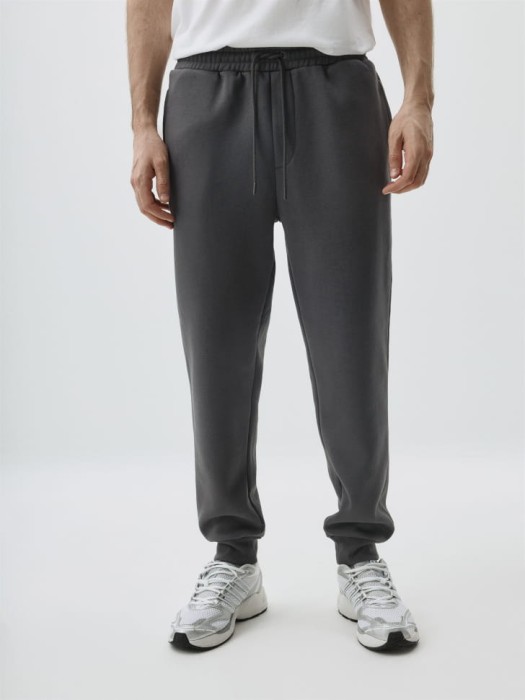 джоггеры из футера с начесом от бренда sela вид слева