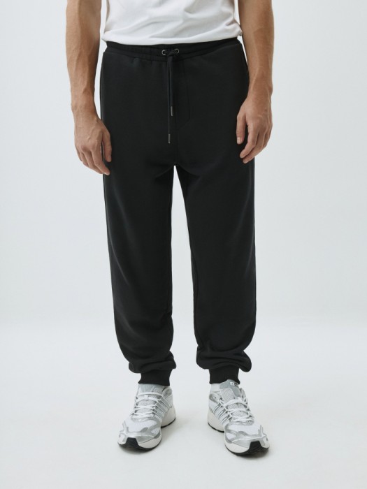 джоггеры из футера со средней посадкой от бренда sela вид слева