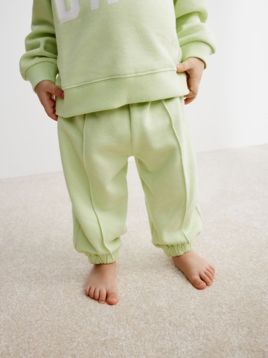 джоггеры с декоративными швами для малышей от бренда sela вид слева