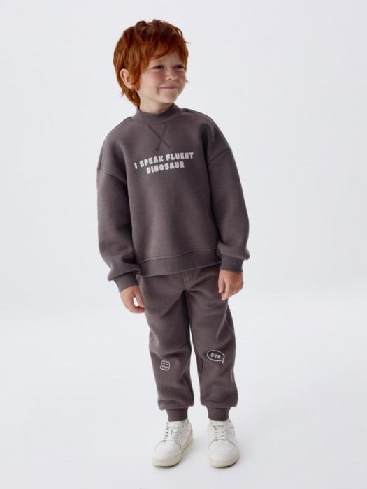 джоггеры с принтом для мальчиков от бренда sela вид слева