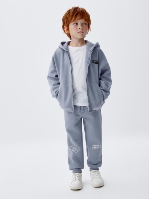 джоггеры с принтом для мальчиков от бренда sela вид слева