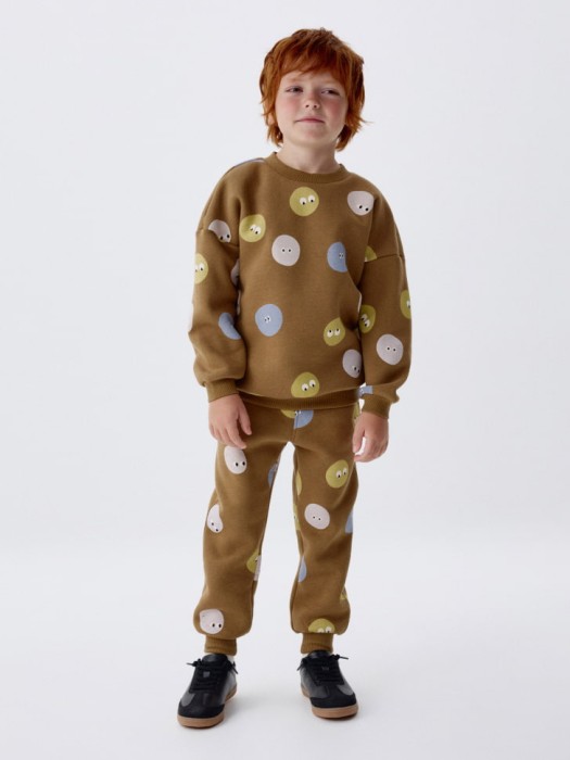 джоггеры с принтом для мальчиков от бренда sela вид слева