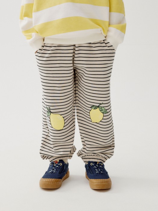 джоггеры в полоску для мальчиков от бренда sela вид слева