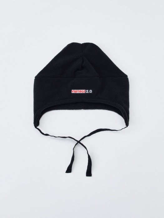 флисовая шапка с завязками для мальчиков от бренда sela вид слева