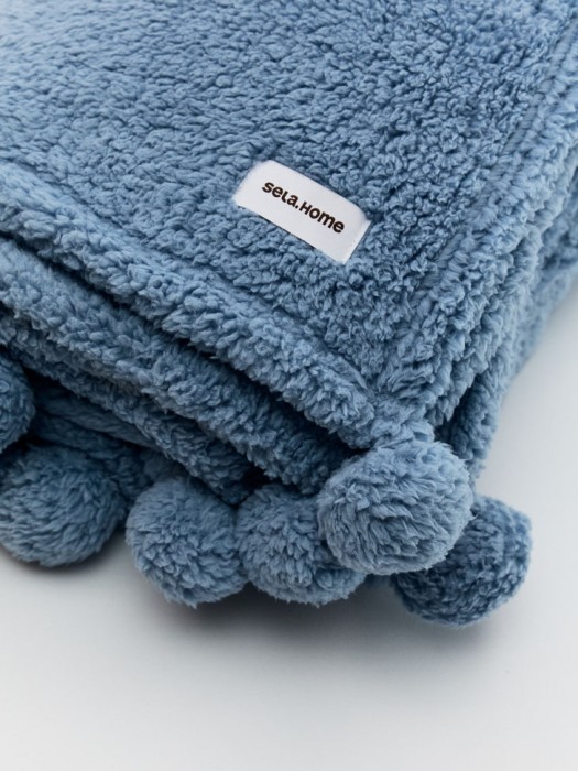 флисовый плед с помпонами детский от бренда sela вид слева