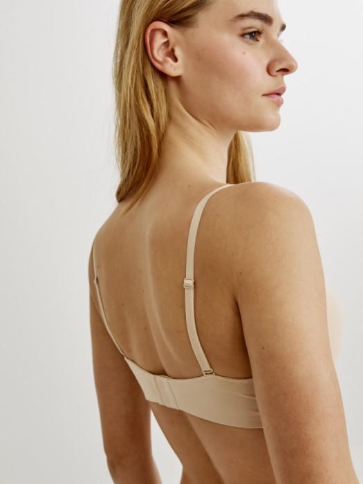 формованный бюстгальтер-балконет из микрофибры от бренда sela вид слева