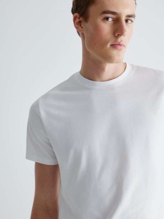 футболка adam slim fit базовая из россии вид сбоку