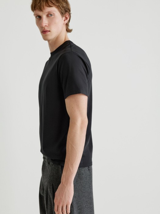 футболка adam slim fit базовая из россии вид сбоку