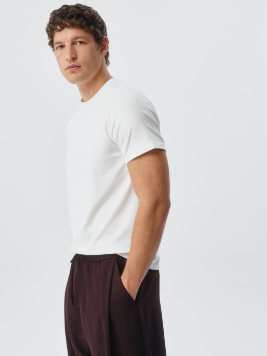 футболка adam slim fit базовая из россии вид сбоку