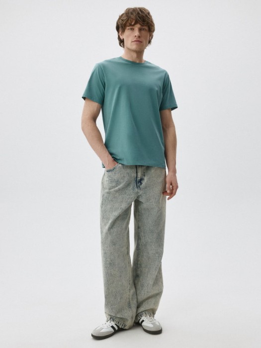 футболка adam slim fit базовая от бренда sela вид слева
