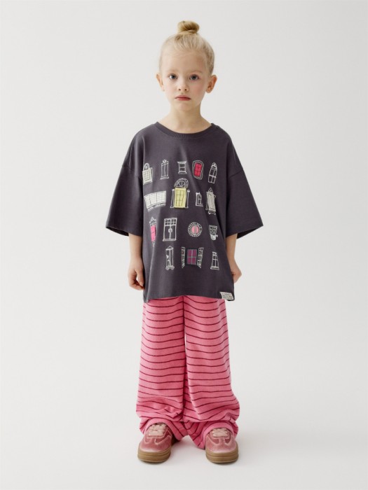 футболка для девочек из коллекции art people с «обществом юных архитекторов» от бренда sela вид слева