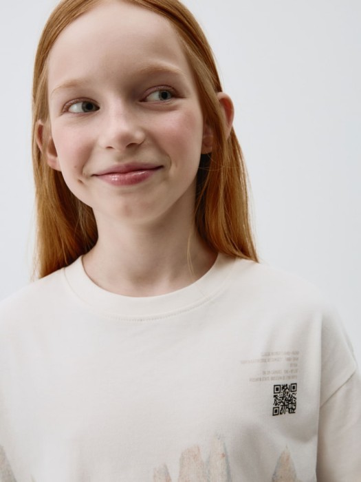 футболка для девочек с ar-принтом по мотивам картины клода моне от бренда sela вид слева