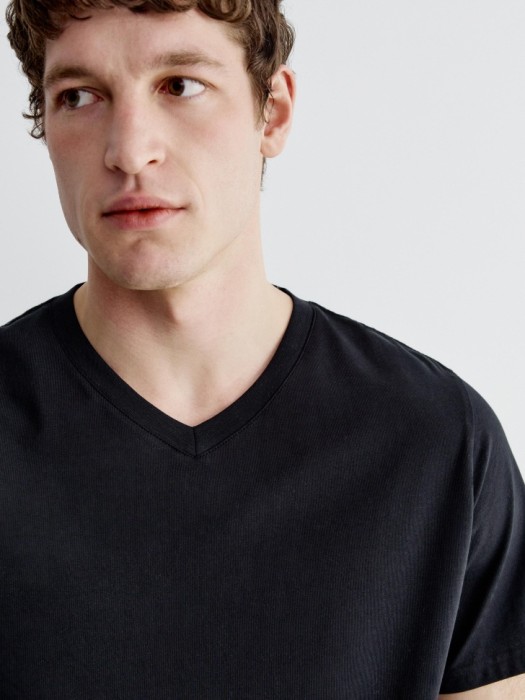 футболка mark regular fit базовая по цене 999 руб вид справа